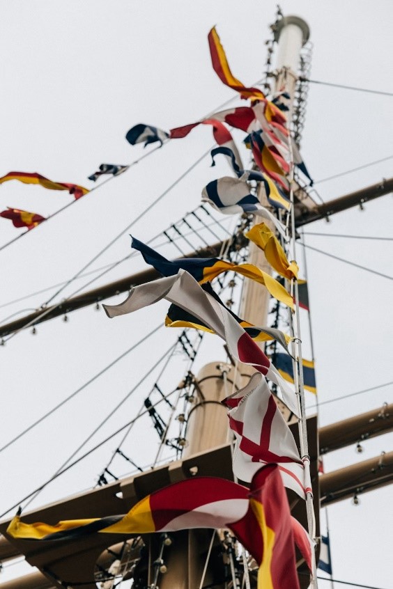 Maszt statku z flagami