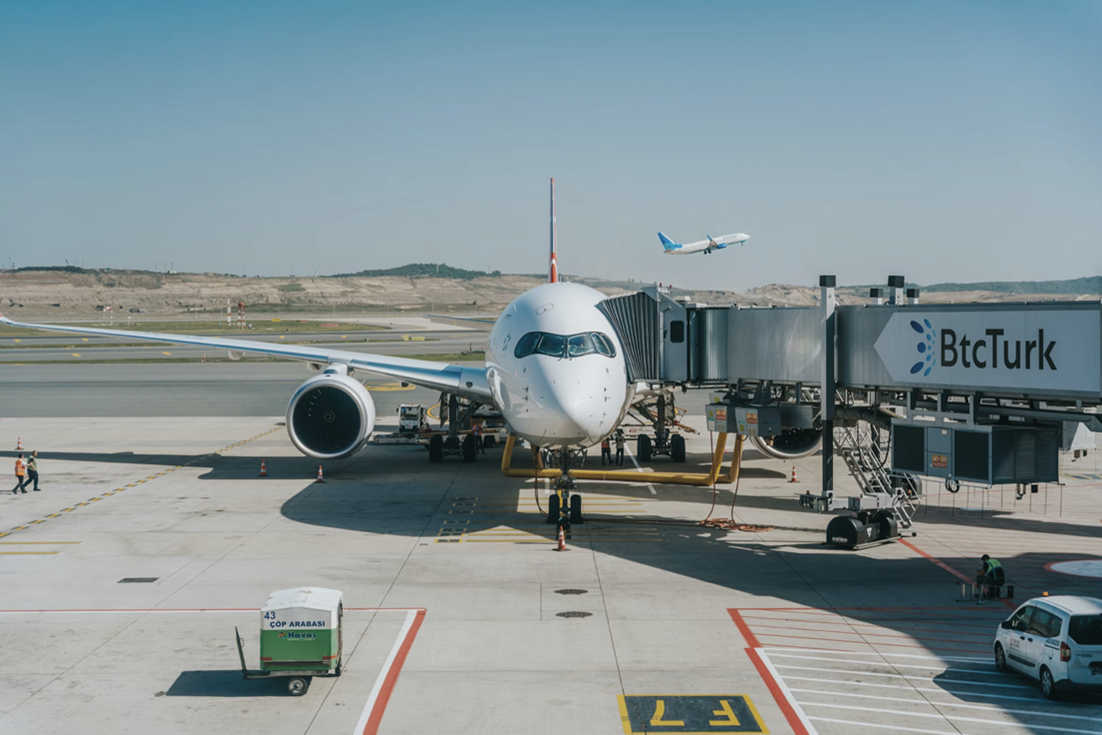 Samolot na płycie lotniska